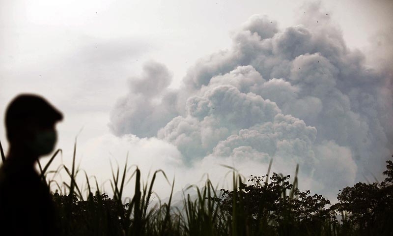 Download this Indonesia Volcano Eruption picture